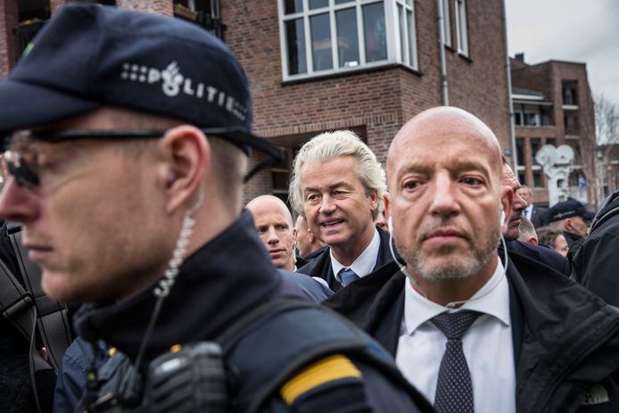Wilders tijdens een bezoek aan de markt in Spijkenisse, in aanloop naar de Provinciale Statenverkiezingen. Een van zijn beveiligers bleek te loslippig over de maatregelen die rond de beveiliging van de PVV-leider worden getroffen.