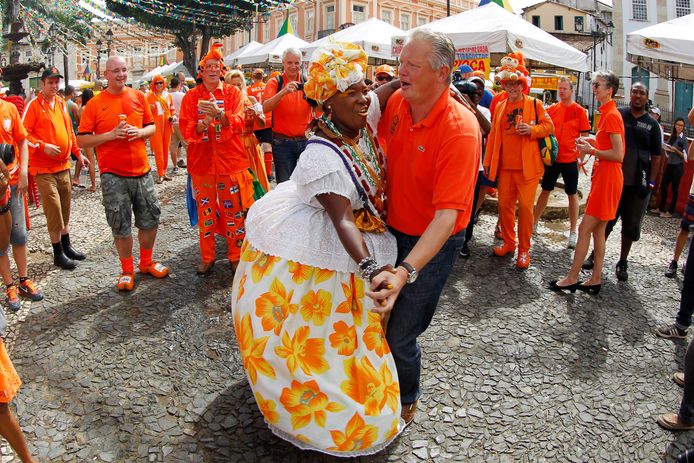 Theo Pouw dansend op een van de Oranjefeesten.