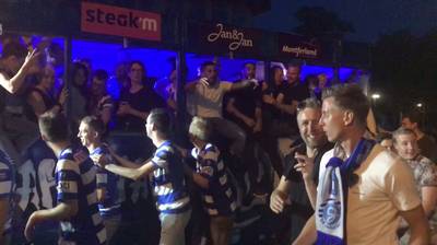 Spelers De Graafschap rijden met open wagen door straten van Doetinchem
