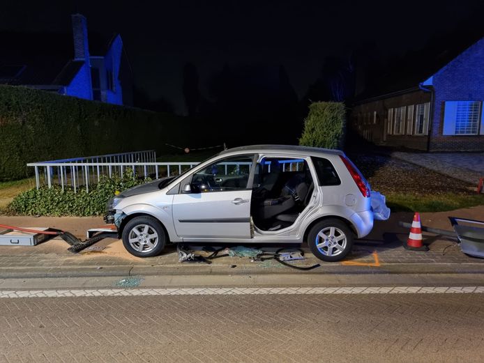 RUISBROEK - Op de Pullaarsteenweg botste een autobestuurder tegen een verkeersbord. De brandweer moest het slachtoffer uit het voertuig bevrijden.