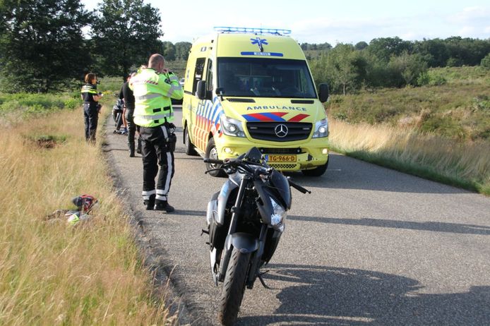 De motorfiets is beschadigd. Hoe het met de bestuurder gaat, is niet bekend.