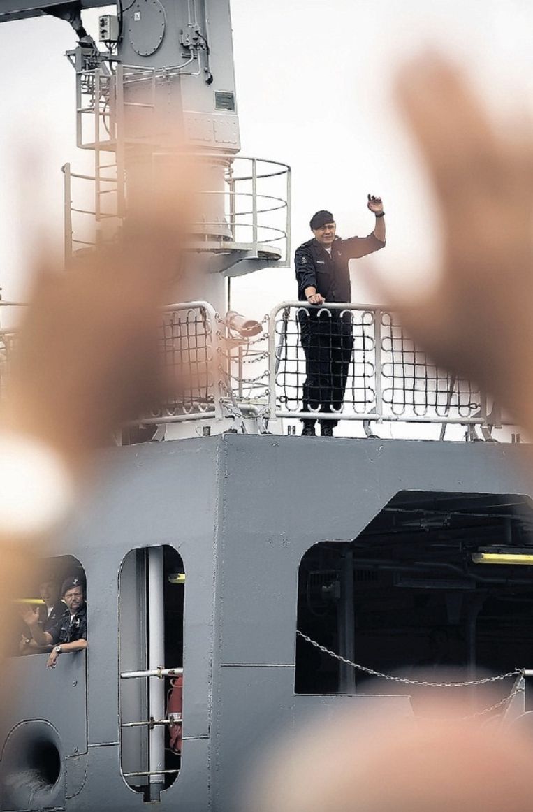 Bevoorradingsschip Zr. Ms. Amsterdam verlaat de haven van Den Helder. 'Het politiek aanzien van Nederland is gebaat bij een grotere bijdrage aan militaire missies. Beeld anp