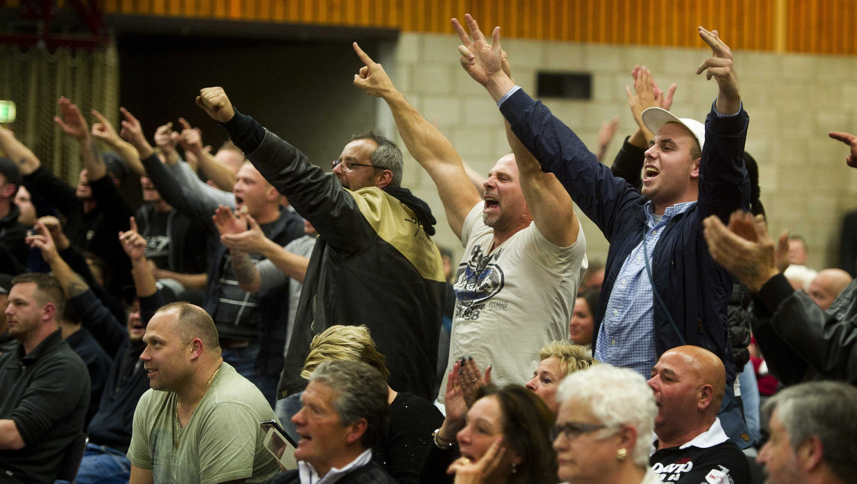 De lawaaiige groep van vierhonderd man zit in de achterste helft van de zaal. Beeld ANP