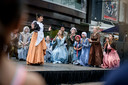Het kinderkoor van de theaterschool Luna in actie tijdens het nostalgische straatevenement.