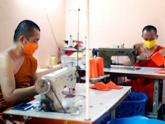Thaise monniken maken mondmaskers van gerecycleerd plastic