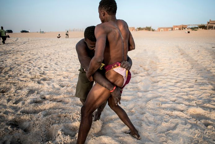 Mauritaanse worstelaars trainen op het strand bij de hoofdstad Nouakchott.