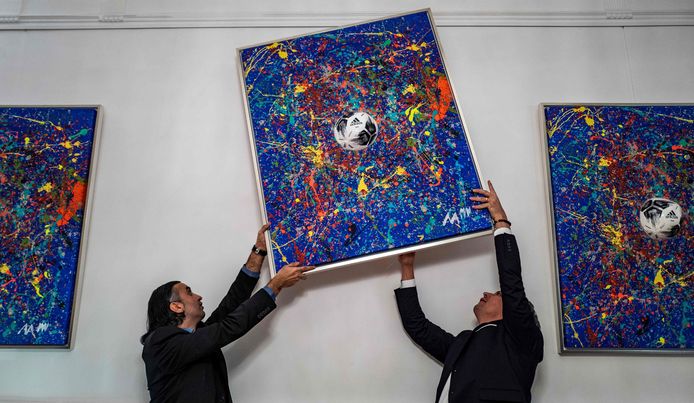 Een van de schilderijen werd onlangs verkocht voor 11.000 euro.