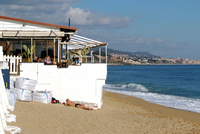 Het gebouw van jachtclub en restaurant Bétulo, op het strand van Badalona. Het complex moet volgende de Spaanse kustwet worden gesloopt.