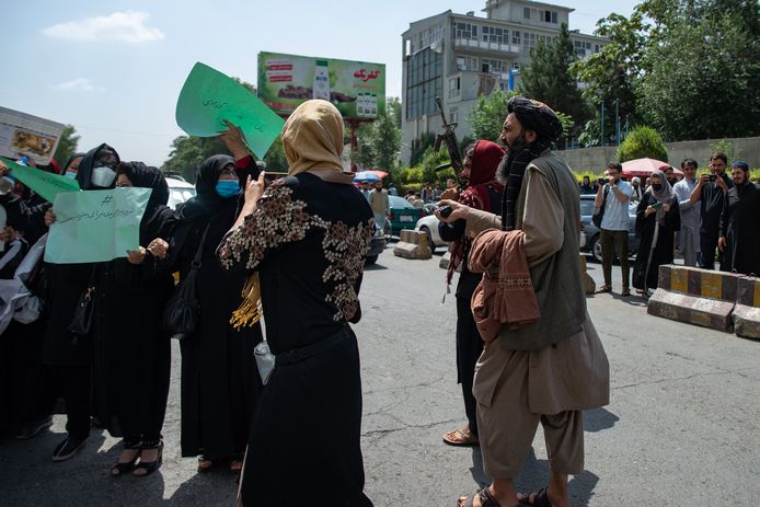 Talibanstrijders drijven een vreedzame manifestatie van vrouwen in Kabul uiteen. (13/08/22)