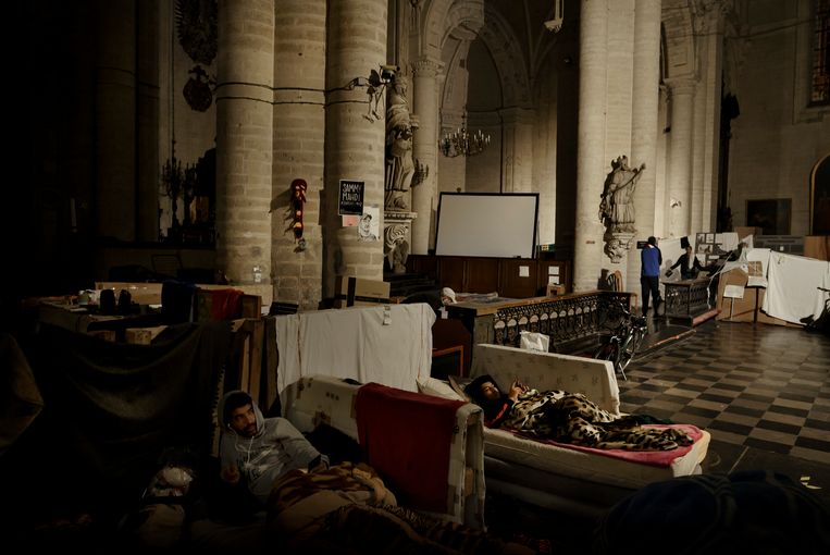 Les grévistes de la faim qui ont fait campagne dans l'église du béguinage cette année se sentent trahis.  Une autre grève de la faim n'est pas exclue.  Image © Eric de Mildt