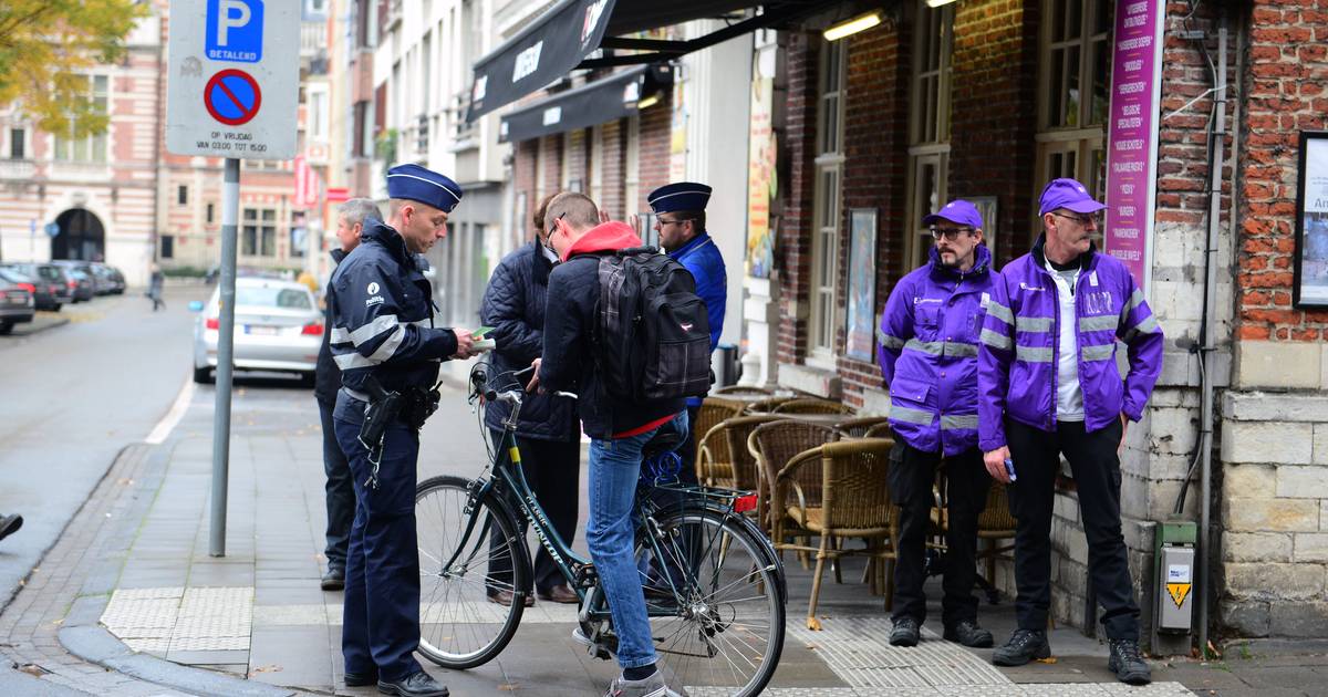 Boetes voor fietsers zonder licht en gebruik van gsm Leuven