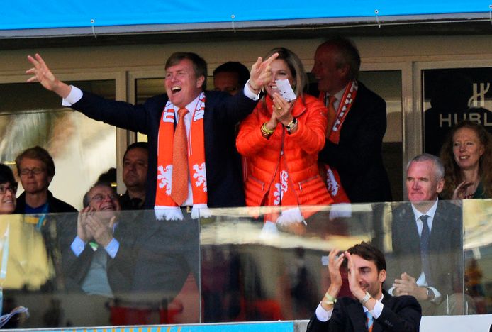 Koning Willem-Alexander en koningin Maxima op de tribune bij de wedstrijd van Australië tegen Nederland op het WK voetbal in Brazilië in 2014.