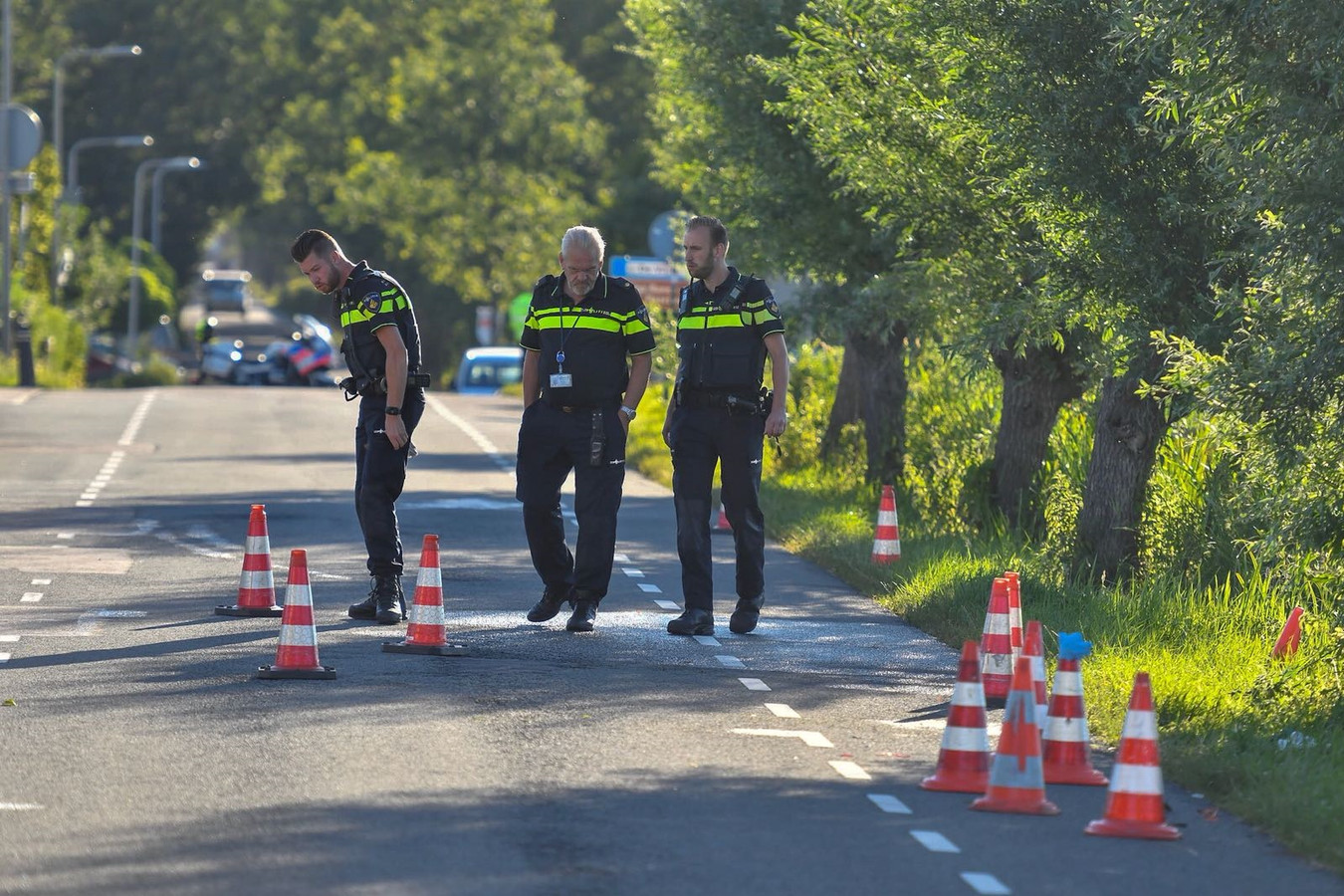 De politie zet de omgeving in Nieuwveen af waar eerder vanochtend een fietser te water is geraakt.