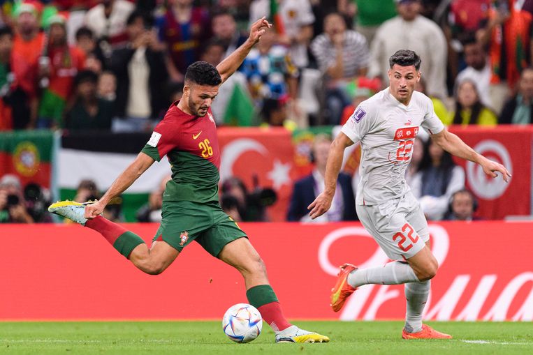 De Portugese aanvaller Gonçalo Ramos haalt uit tegen Zwitserland in het Lusail-stadion. Beeld Photo News