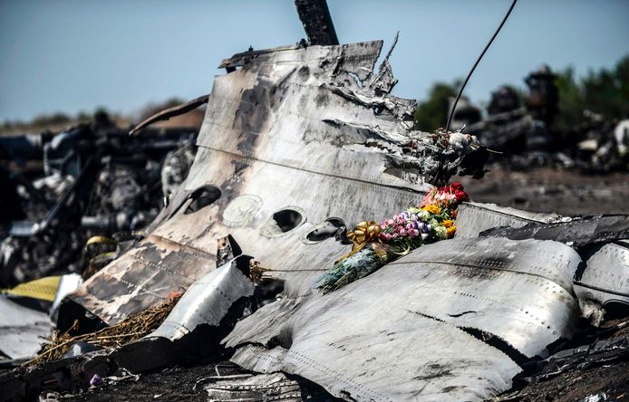 Beeld van juli 2014. Bloemen bij het wrakstuk van vlucht MH17 in de Oekraïense regio Donetsk.