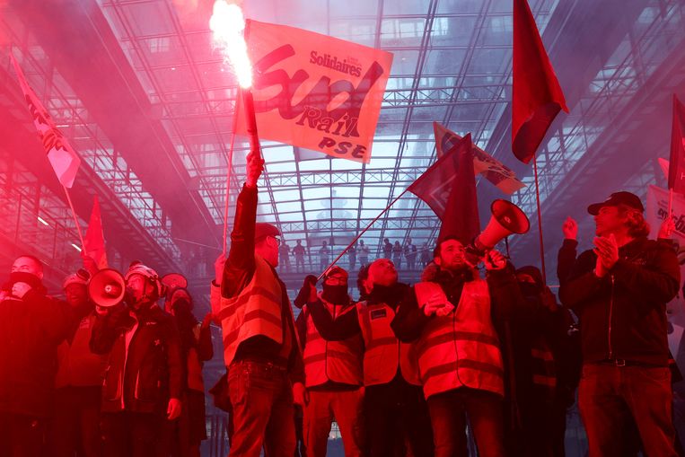 Protesters raid the BlackRock office in Paris