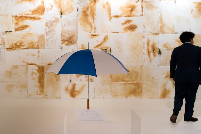 'Umbrella White Element' (2016) door Jos de Gruyter en Harald Thys. Beeld 