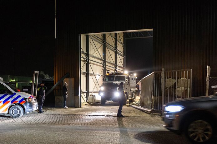 Arrestatieteam valt bedrijfspand binnen in Oosterhout. Foto Mathijs Bertens / MaricMedia