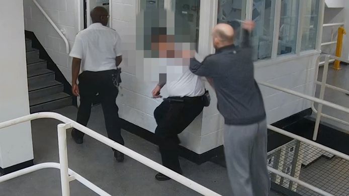 Un prigioniero attacca il carceriere