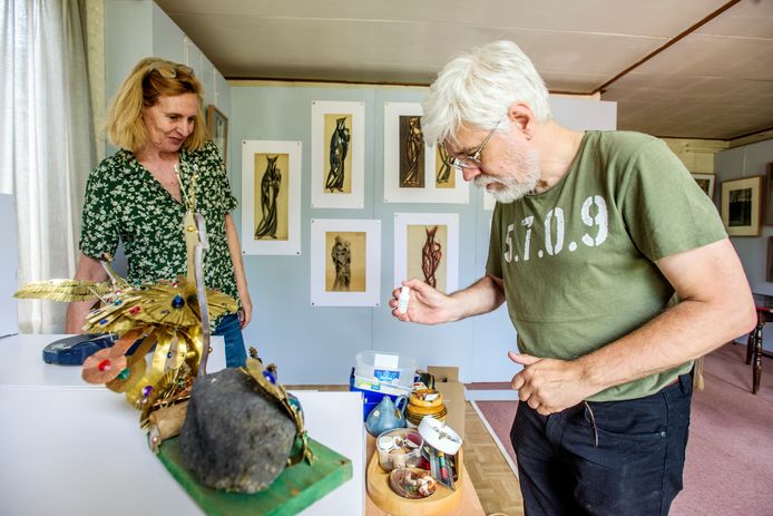 Pieter Smagge en Desiree Bekkers zijn bezig met het inrichten van de laatste expositie. Na de zomer gaat het huis in de verkoop.