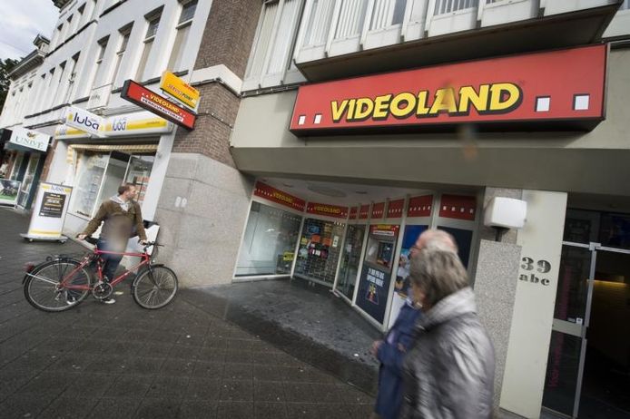 Videoland aan de Nieuwe Ginnekenweg was de laatste vestiging in Breda met die naam. 'Wegens omstandigheden gesloten.' foto Edwin Wiekens/het fotoburo