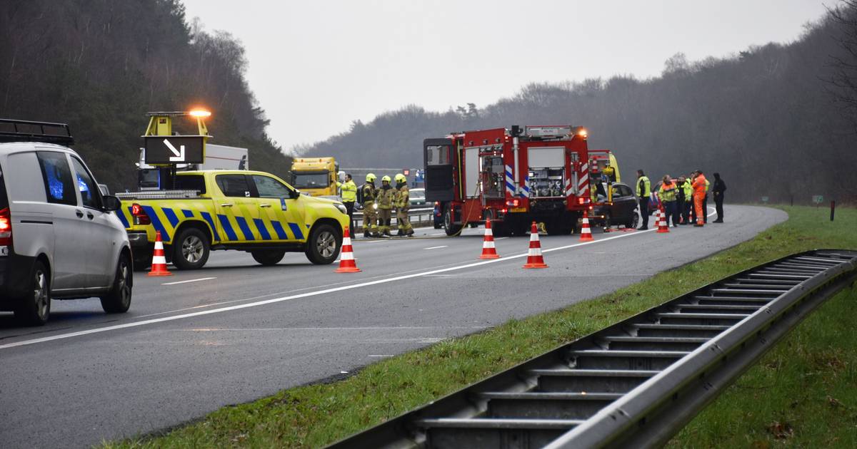 Auto vliegt in brand na ongeval op snelweg Bennekom.