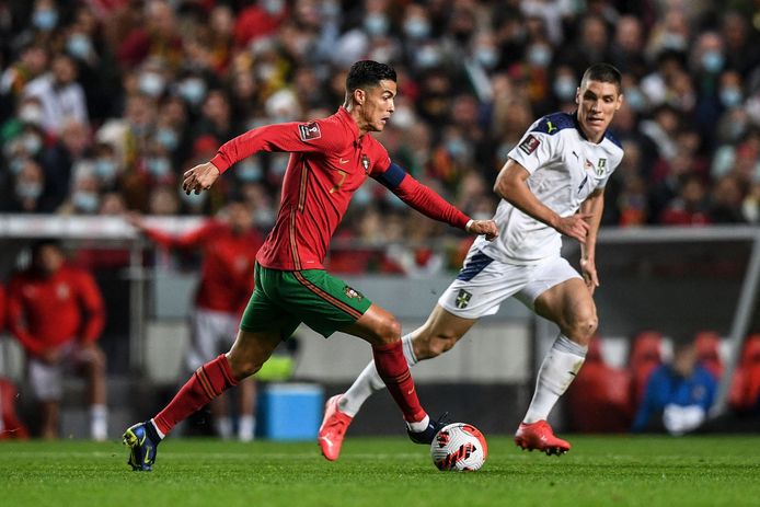 Cristiano Ronaldo in actie tegen Servië, dat zondag met 1-2 won in Lissabon.