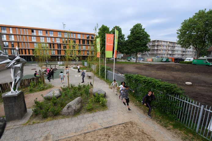 School de Liniedoorn krijgt een tweede groene schoolplein waar de hele wijk Doornbos terecht kan. Rechts in beeld het nu nog braakliggend terrein en links het huidige schoolplein.