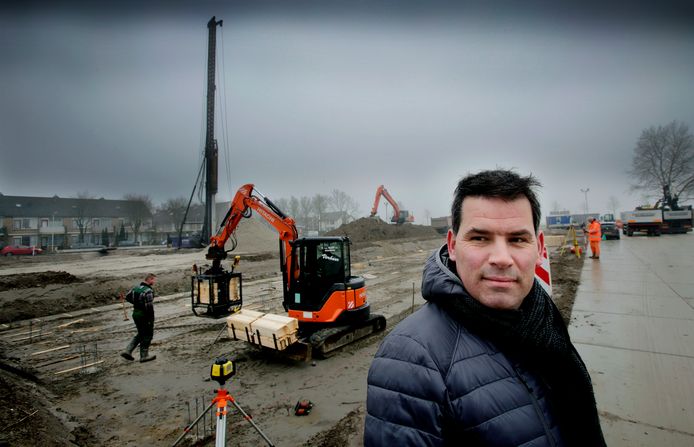 Roderik Outhuis, projectleider bij Van Mierlo, werkt aan Meesterlijk Wonen, eén van de vele bouwprojecten in Oud-Beijerland.