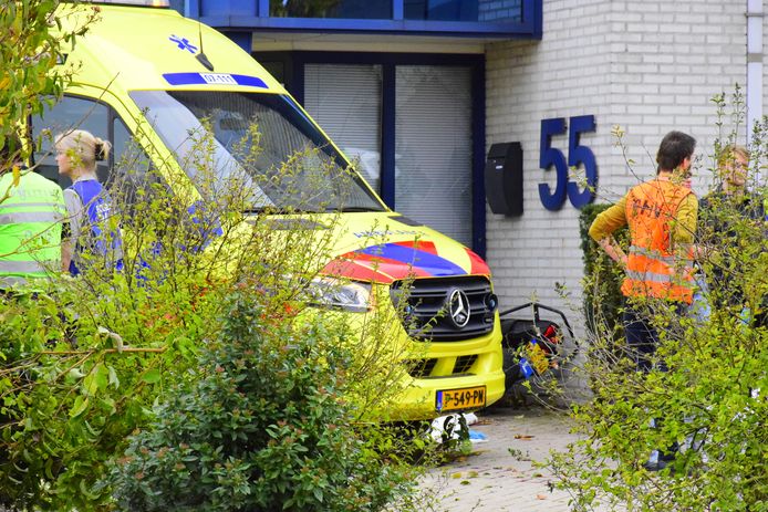 Een motorrijder is op de Frankeneng in Ede tegen een gebouw gebotst. De bestuurder is zwaargewond geraakt.
