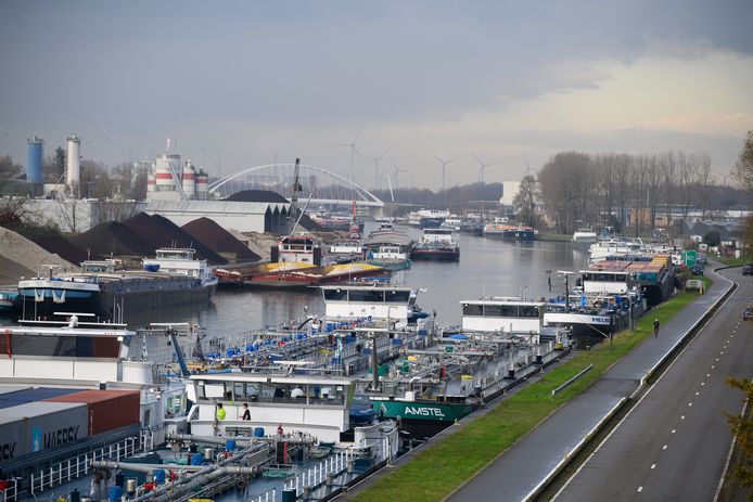 Door een dagenlange stakingsactie van de sluiswachters twee weken geleden lagen heel wat schepen vast, zoals hier aan de sluis in Wijnegem.