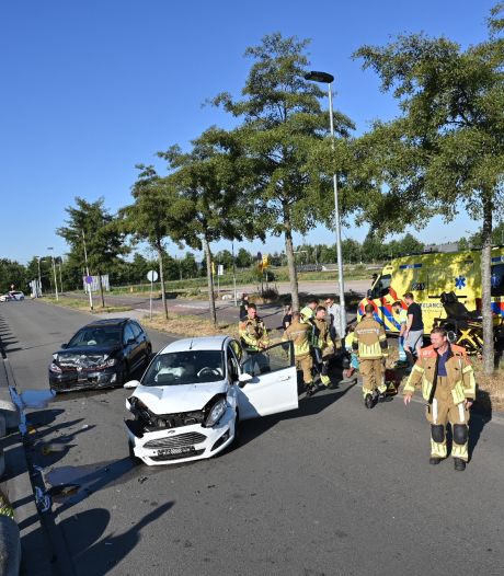 Vrouw gewond bij botsing tussen twee auto’s in Breda