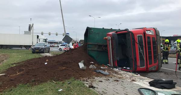 Vrachtwagenchauffeur met spoed naar ziekenhuis na ongeval bij Velddriel: bevrijd door brandweer - BD