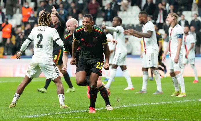 Sébastien Haller loopt juichend weg nadat hij Ajax op 1-2 heeft gezet.