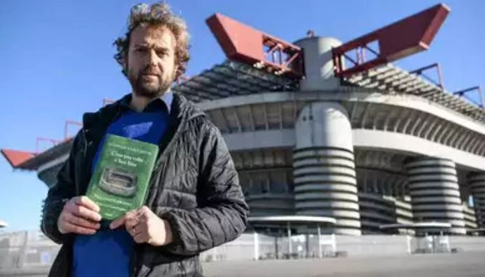 Gianfelici Fausetti con il suo libro 'C'era una volta a San Siro'.