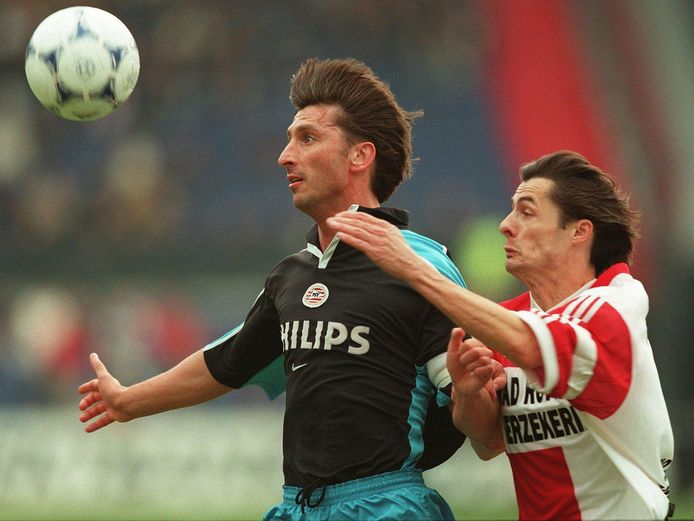Luc Nilis in actie. Een speler die de PSV-fans met de mooiste goals massaal aan zich wist te binden.