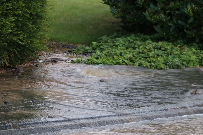 De hele wijk zit nu zonder water omwille van de breuk in de leiding.