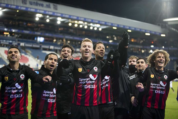Mike van Duinen is middelpunt van de feestvreugde.