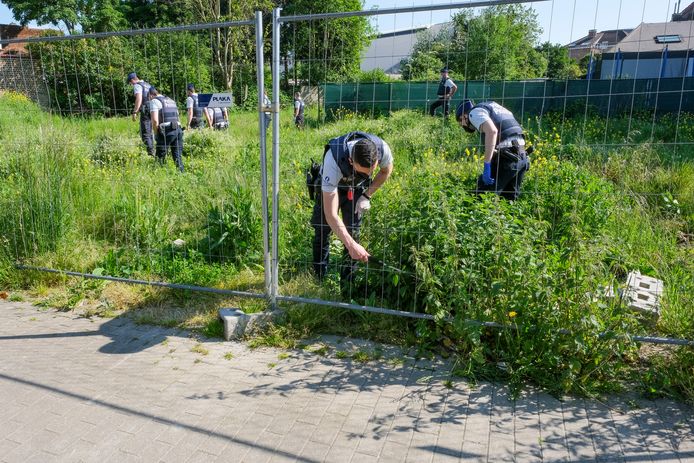 De politie zocht na de feiten naar het moordwapen