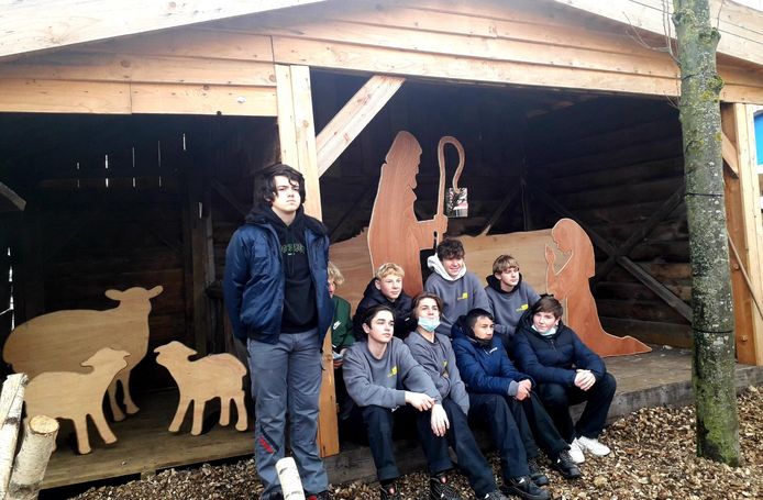 De leerlingen van het derde jaar houtberwerking bij hun in hout gemaakte kerstfiguren in de stal van Herentals