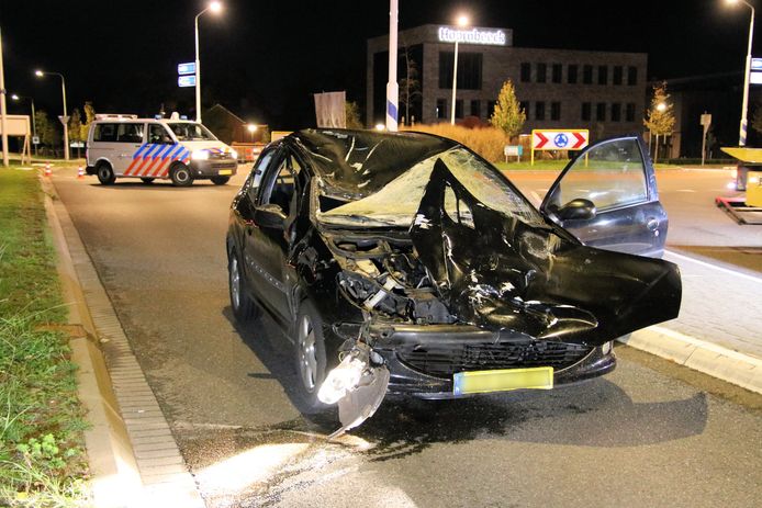 De auto raakte bij het ongeluk zwaar beschadigd.