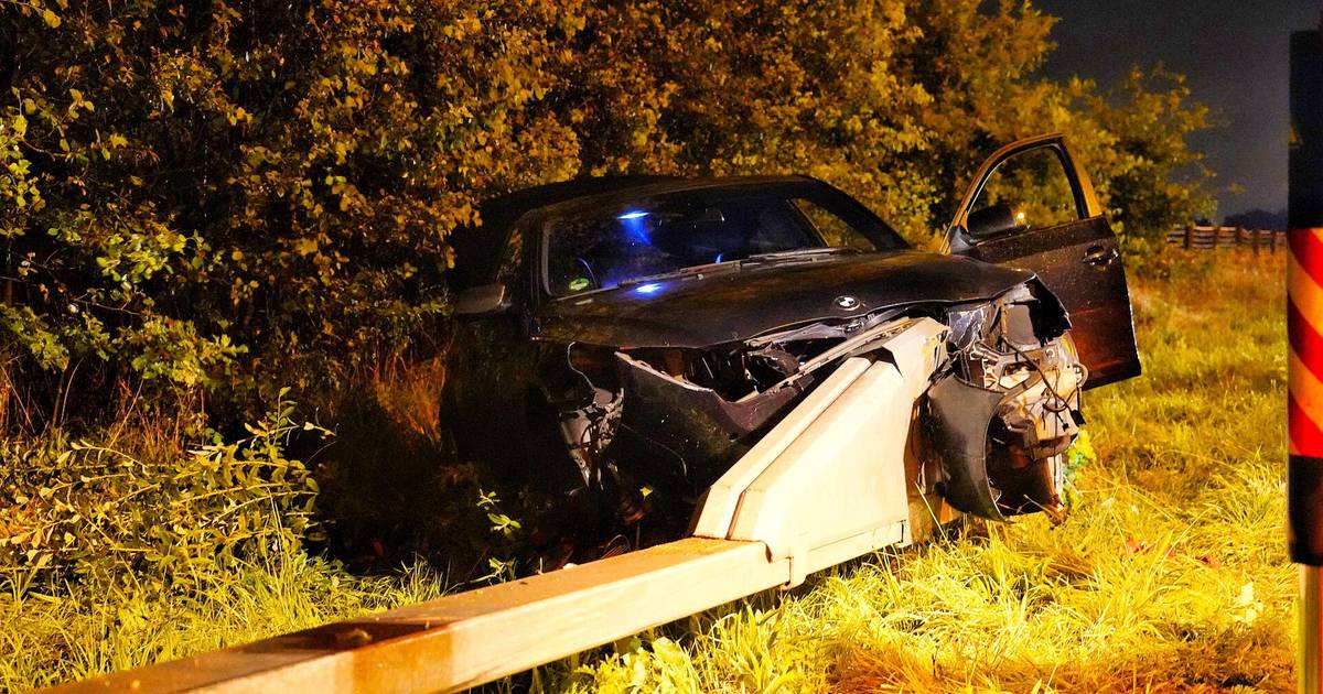 Bestuurder botst met auto tegen vangrail op A58, chauffeur blijkt onder invloed van drank