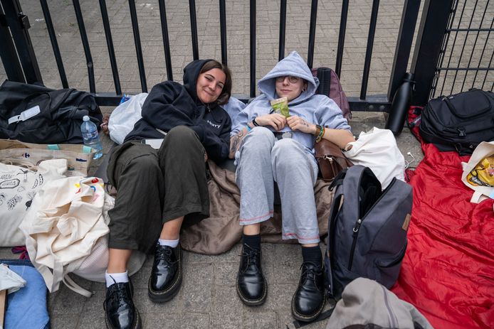 Harry Styles-fans kamperen het Sportpaleis om er donderdag als eerste bij te zijn. lnr: Charmine Deris (19) en Léana Roc 23 uit Frankrijk