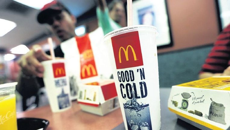 Grote porties zoete frisdrank en hamburgers maken dik. Dus kiest de jeugd steeds meer voor gezonde smoothies en salades van de concurrent. Beeld afp