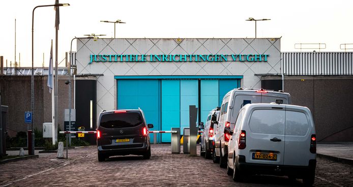 Een beveiligde auto verlaat de Extra Beveiligde Inrichting (EBI) in Vught. ANP ROB ENGELAAR