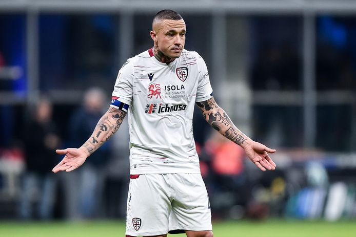 Radja Nainggolan in het shirt van Cagliari.