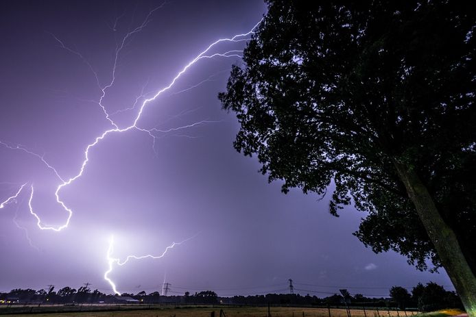 Foto ter illustratie. Bliksem boven het zuidoosten van Noord-Brabant.