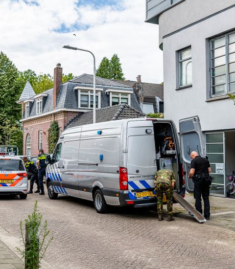 Wapens en explosief materiaal gevonden in woning Akkerstraat Tilburg, man (40) aangehouden