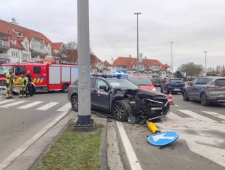 Politiewagen botst met auto van dame op kruispunt in Waregem: agent en stagiair raken gewond