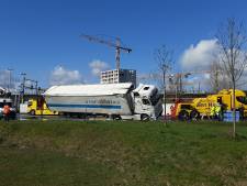 Vrachtwagen kantelt met ‘kapitaal aan vlees’ en weg blijft uren dicht: varkens moesten eerst overgeladen worden
